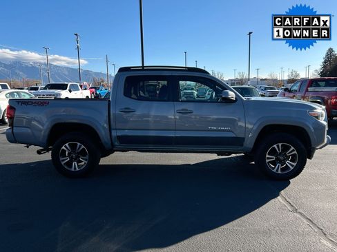 Used 2018 Toyota Tacoma TRD Sport image 6