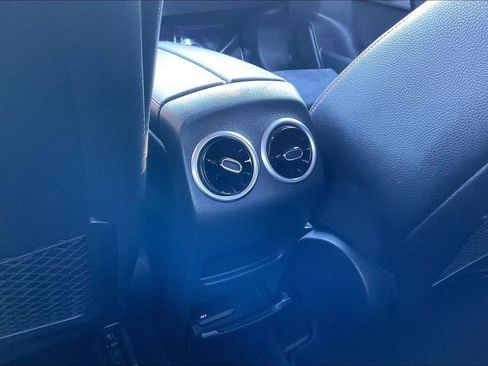 Used 2023 Mercedes-Benz GLB 250 image 30