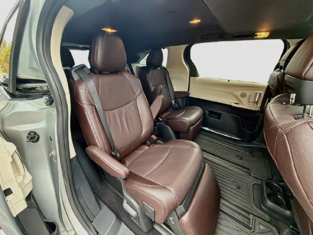 Used 2024 Toyota Sienna Platinum AWD/4WD image 24