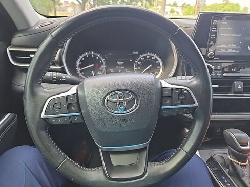 Used 2022 Toyota Highlander XLE FWD image 14