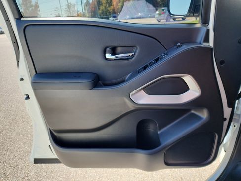 Used 2024 Nissan Frontier SV w/ Tow Package image 18