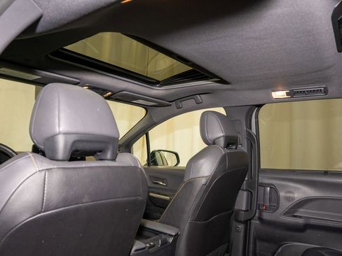 Used 2022 Toyota Sienna XLE Woodland Edition image 10