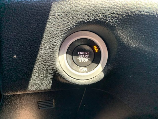 Used 2025 Chrysler Pacifica Limited FWD image 23