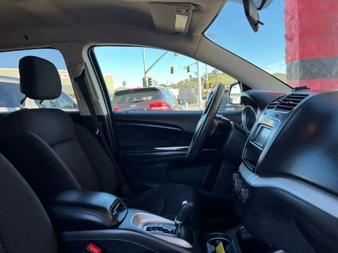 Used 2017 Dodge Journey SE image 31