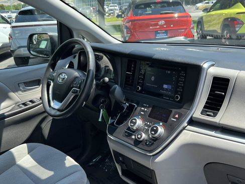 Used 2018 Toyota Sienna LE w/ Carpet Mat Package FWD image 20