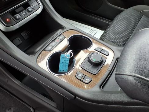 Used 2023 GMC Acadia SLE w/ Driver Convenience Package image 13