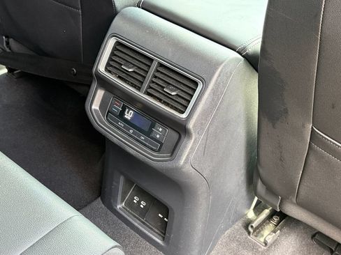 Used 2025 Volkswagen Atlas SE AWD/4WD image 23