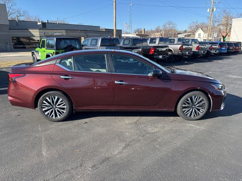 Used 2024 Nissan Altima 2.5 SV image 8