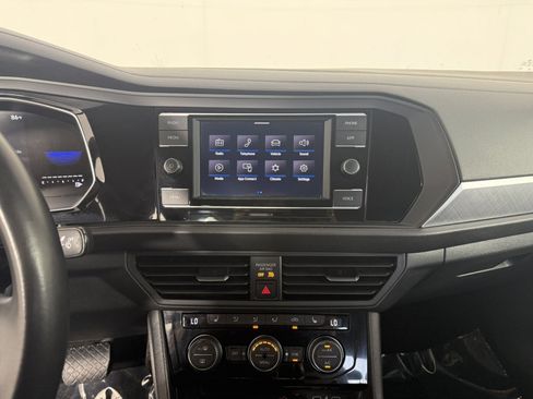 Used 2024 Volkswagen Jetta SE FWD image 18