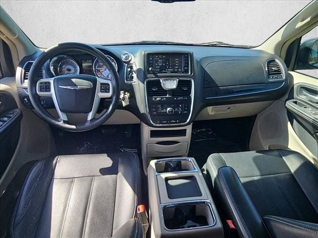 Used 2016 Chrysler Town & Country Touring FWD image 18