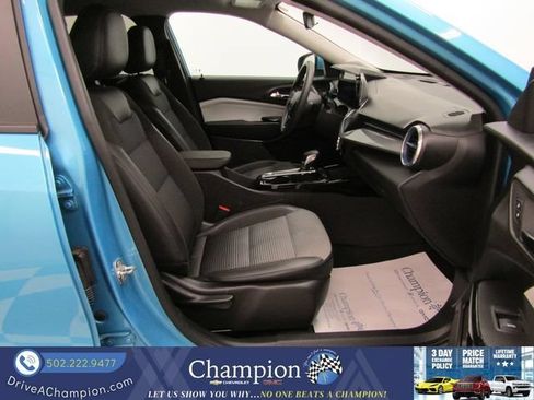 Used 2025 Chevrolet Trax LT FWD image 30
