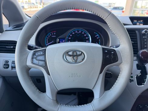 Used 2014 Toyota Sienna XLE w/ XLE Premium Package FWD image 9