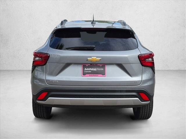 Used 2025 Chevrolet Trax LT FWD image 7