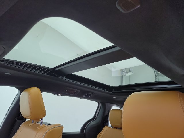 Used 2023 Chrysler Pacifica Pinnacle AWD/4WD image 17