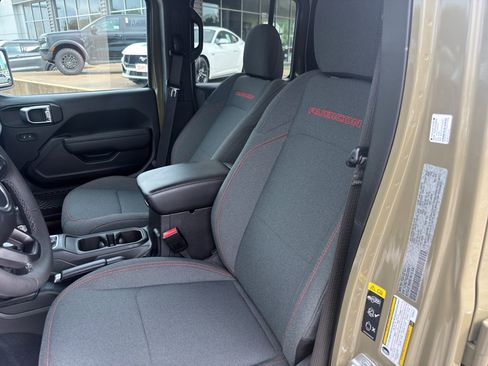 Used 2025 Jeep Gladiator Rubicon AWD/4WD image 23