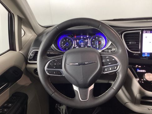 Used 2023 Chrysler Pacifica Touring-L FWD image 19