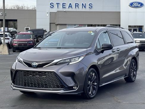 Used 2022 Toyota Sienna XSE image 2