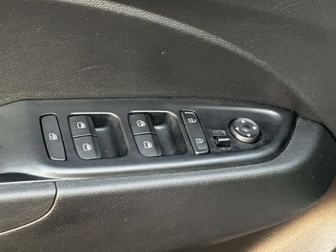 Used 2025 Hyundai Venue SEL FWD image 17