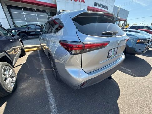 Used 2021 Toyota Highlander XLE AWD/4WD image 7