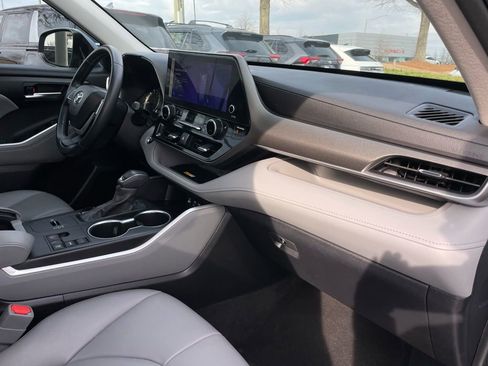 Used 2023 Toyota Highlander XLE image 35