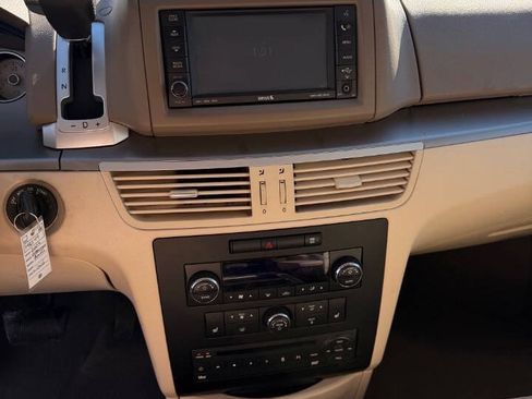 Used 2009 Volkswagen Routan SEL FWD image 15