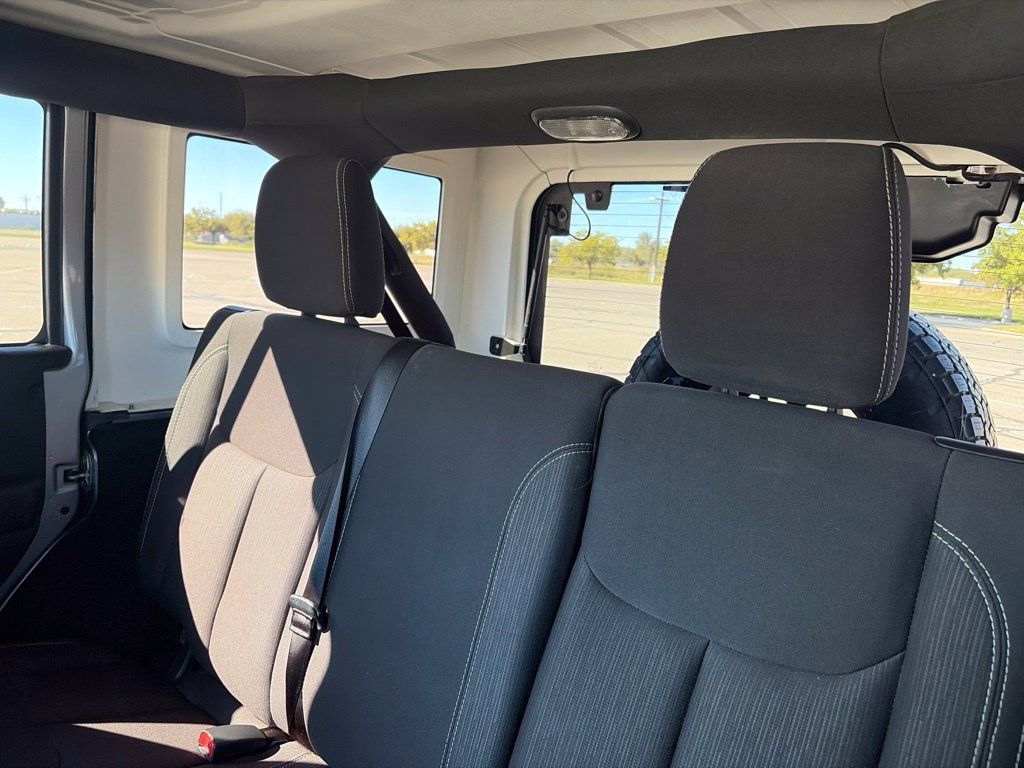 Used 2018 Jeep Wrangler Unlimited Sahara AWD/4WD image 24