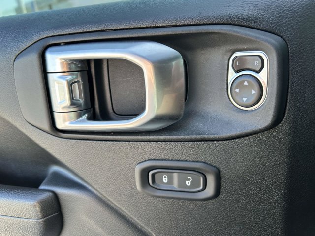 Used 2024 Jeep Gladiator Mojave w/ Technology Group AWD/4WD image 18