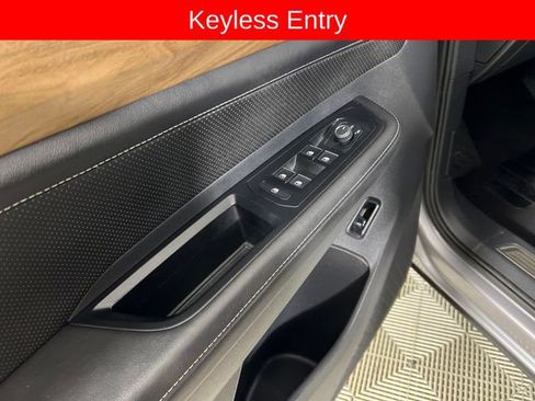 Used 2025 Volkswagen Atlas SE image 12