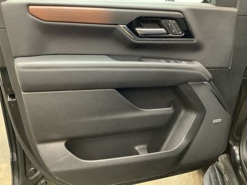 Used 2025 GMC Yukon Denali AWD/4WD image 12