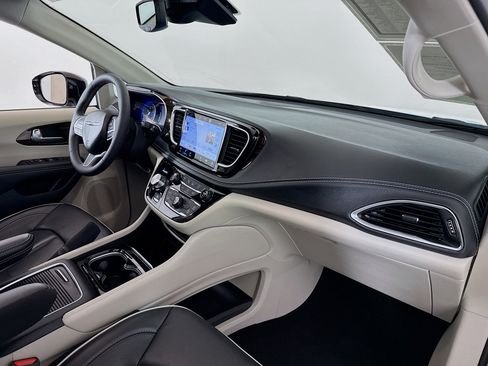 Used 2024 Chrysler Pacifica Limited image 29