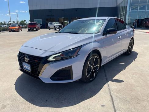 Used 2025 Nissan Altima 2.5 SR FWD image 3