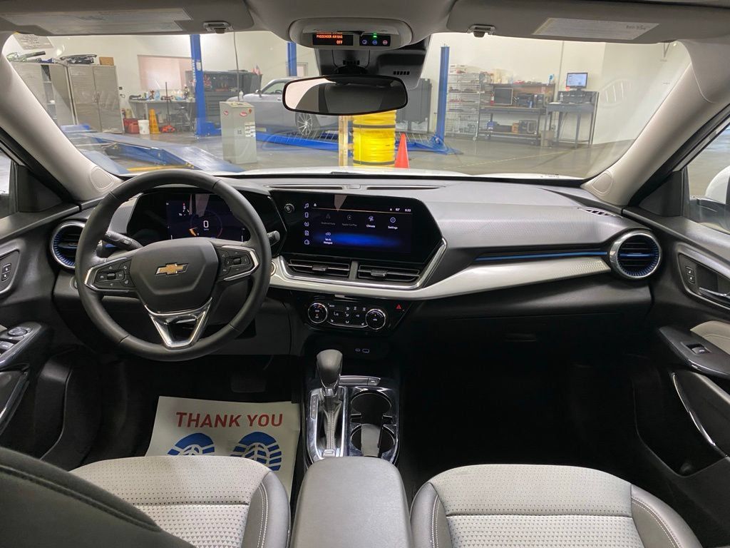 Used 2025 Chevrolet Trax LT w/ LT Convenience Package FWD image 18