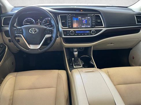 Used 2016 Toyota Highlander Limited FWD image 11