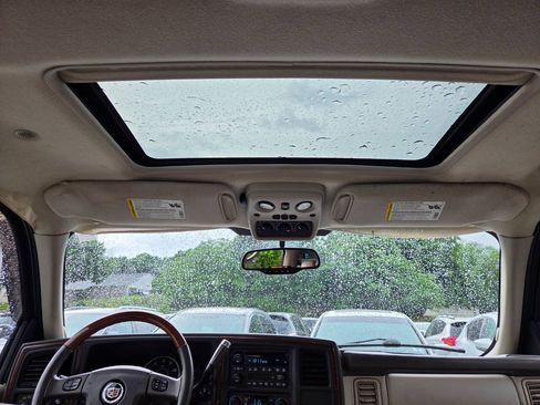 Used 2004 Cadillac Escalade AWD image 31