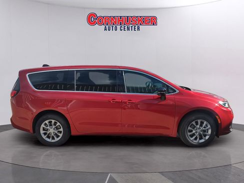 Used 2026 Chrysler Pacifica Select image 2