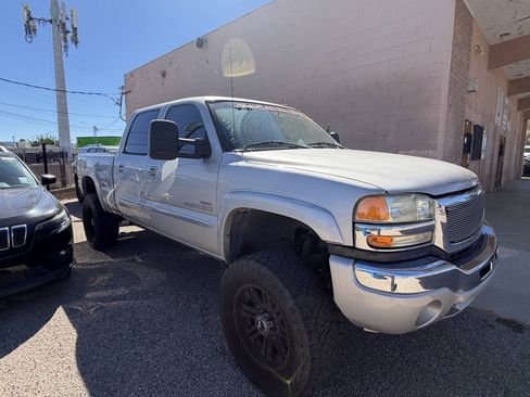 Used 2005 GMC Sierra 2500 SLT w/ Heavy-Duty Power Package AWD/4WD image 2