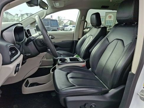Certified 2023 Chrysler Pacifica Touring-L image 18
