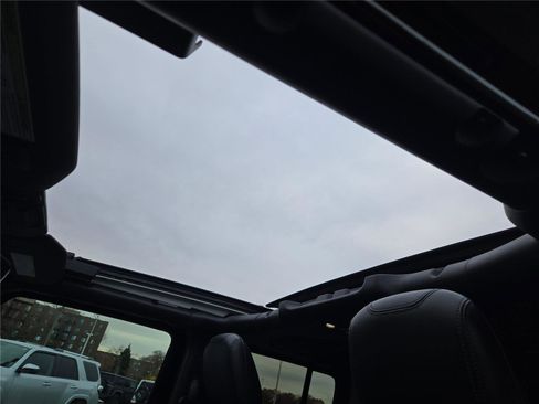 Used 2022 Jeep Wrangler Unlimited Sahara w/ Cold Weather Group image 26