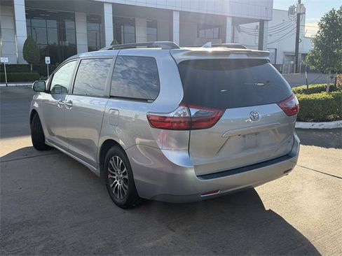 Used 2020 Toyota Sienna XLE image 7