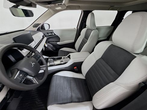 New 2025 Mitsubishi Outlander SE image 20