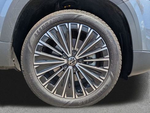 Used 2025 Volkswagen Taos SE image 11