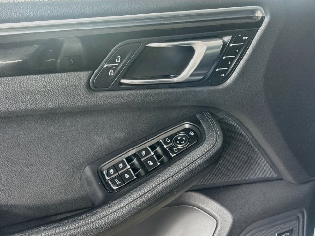 Used 2023 Porsche Macan w/ Premium Package Plus AWD/4WD image 23