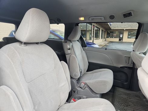 Used 2015 Toyota Sienna LE image 29