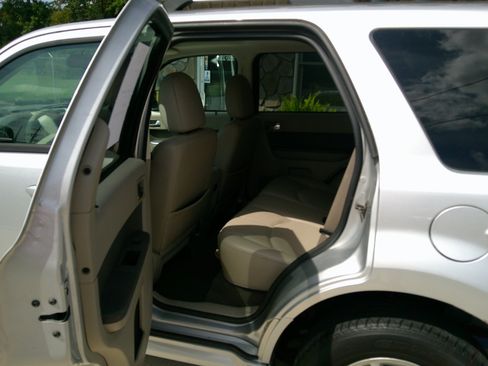 Used 2010 Mercury Mariner Premier image 8