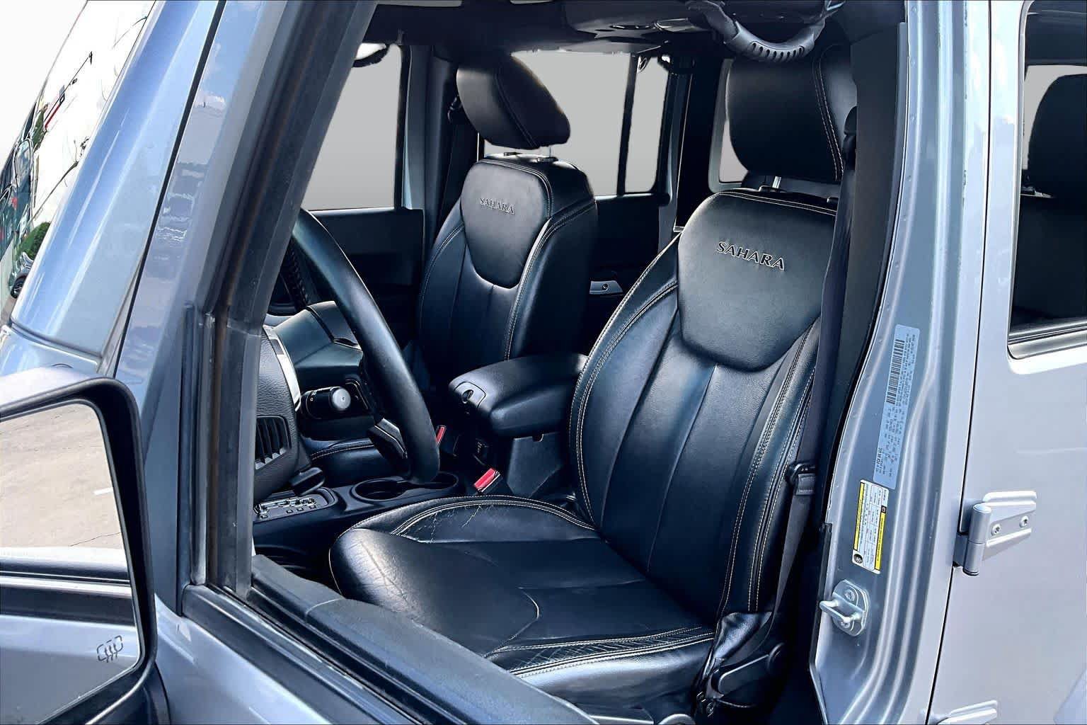Used 2017 Jeep Wrangler Unlimited Sahara w/ Connectivity Group AWD/4WD image 8
