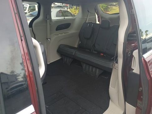 Certified 2018 Chrysler Pacifica Limited w/ Tire & Wheel Group FWD image 8