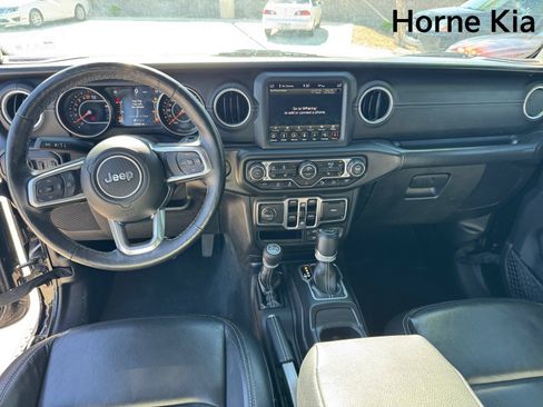 Used 2018 Jeep Wrangler Unlimited Sahara AWD/4WD image 14