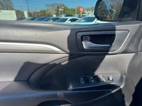 Used 2017 Toyota Highlander SE image 9