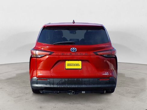 Used 2022 Toyota Sienna LE image 4