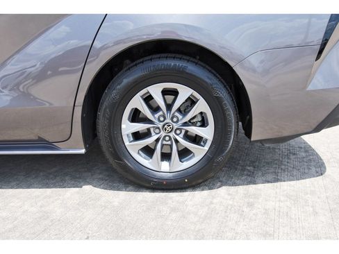 Used 2022 Toyota Sienna XLE FWD image 31